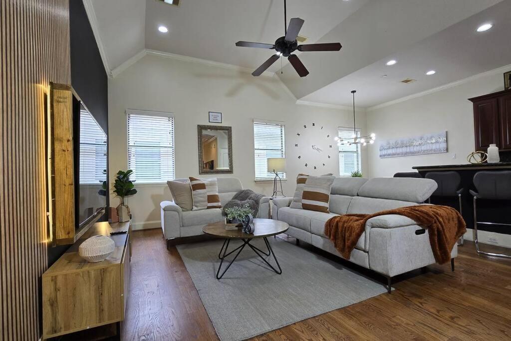 Modern Galleria Gem Private Jacuzzi 3 Br Houston Exterior photo